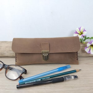Trousse à stylos en cuir marron vieilli avec fermoir cartable / Trousse d'école plate, minimaliste / étui à stylos en cuir / cousu main