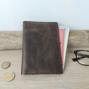 étui passeport en cuir marron / étui à carte grise / étui papiers de voiture / portefeuille minimaliste pour homme / cuir cousu main.