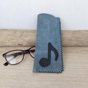 Etui à lunettes en cuir bleu effet vieilli /étui à lunettes souple /pochette pour lunettes note de musique /cousu main /cadeau musicien