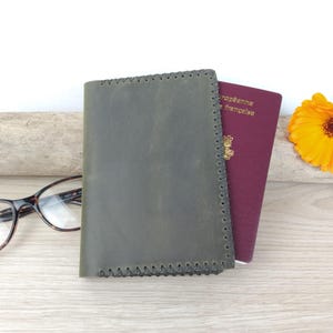 étui passeport en cuir vert / étui à carte grise / étui papiers de voiture / portefeuille minimaliste pour homme / artisanat cuir cousu main