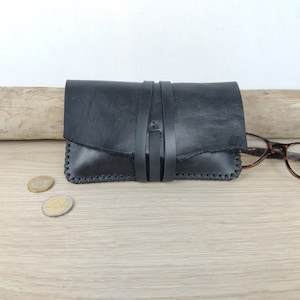 Blague à tabac en cuir noir, à lanière / pochette pour tabac à rouler artisanale / étui à tabac en cuir brut noir/ cousu main.