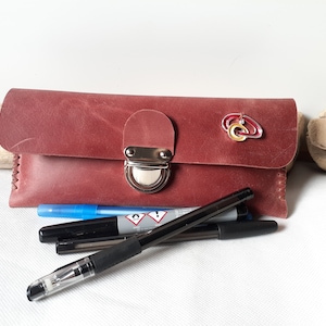 Trousse à stylos en cuir rouge brique avec fermoir cartable fantaisie/ Trousse d'école femme/ étui à stylos en cuir/ cousu main