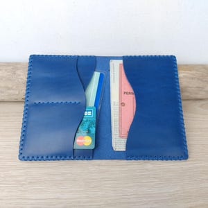 Etui à carte grise en cuir bleu / Protège passeport / porte papiers de voiture / Portefeuille minimaliste homme / cuir cousu main