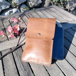 Pochette téléphone à bandoulière, en cuir marron vieilli / pochette pour lunettes / pochette homme pour téléphone portable.