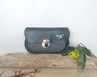 Dameshandtas van groen en grijs leer met schoudertassluiting en bladeren / Grote handgemaakte tas / Tas met uniek design.