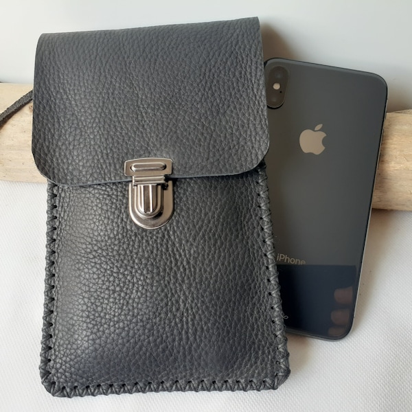 Pochette téléphone à bandoulière en cuir noir avec fermoir cartable/ sacoche de téléphone / étui à lunettes souple avec lanière/ cousu main.