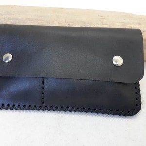Blague à tabac en cuir couleur réglisse avec pressions / blague homme / pochette à tabac classique / pochette cuir pour papiers.