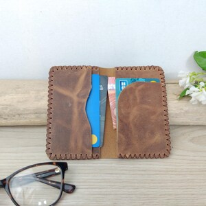 Pasjeshouder voor heren in verweerd bruin leer / met de hand gestikt pasjeshoesje / minimalistische pasjeshouder / mini-slanke portemonnee voor heren.