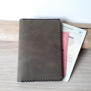 graues Kartenetui aus zweifarbigem Leder in Grün und Schwarz / Reisepassetui / Etui für Autopapiere / minimalistisches Herrenportemonnaie / handgenäht