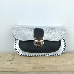 Porte-monnaie femme en cuir argent métallisé et noir, à fermoir cartable / Porte monnaie artisanal métallisé, modèle unique / cousu main.