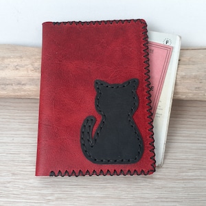 porte passeport femme en cuir rouge et noir avec chat / étui à carte grise chat noir / portefeuille minimaliste femme en cuir cousu main.