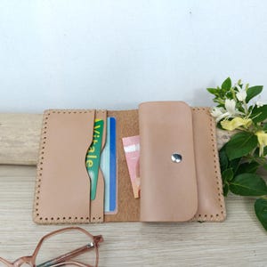 Portefeuille femme en cuir naturel / portefeuille compact  / portefeuille porte-monnaie artisanal / portefeuille format carte d'identité.