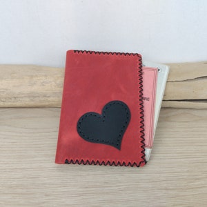 étui à carte grise femme en cuir rouge et noir avec coeur / porte-passeport femme en cuir cousu main / étui papiers de voiture femme .