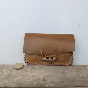 porte monnaie artisanal pour homme en cuir brun / portemonnaie minimaliste avec bouton en bois / cadeau pour lui.