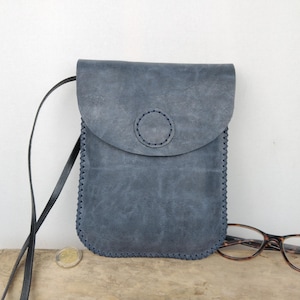 pochette à bandoulière en cuir bleu vieilli / pochette téléphone à bandoulière / petite sacoche femme / modèle unique cousu main