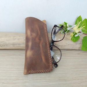 Etui à lunettes homme en cuir marron effet vieilli / étui à lunettes minimaliste / pochette pour lunettes / cuir cousu main.