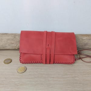 Blague à tabac en cuir rouge vieilli / Blague femme à lanière / Pochette à tabac artisanale /étui à tabac cuir cousu main.