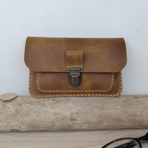 Porte-monnaie homme en cuir marron vieilli à fermoir cartable / Portefeuille minimaliste petit modèle / cuir cousu main