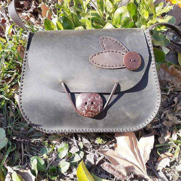 Sac femme en cuir vert / petit sac besace artisanal en cuir cousu main / sac bandoulière modèle unique avec feuilles et bouton noix de coco.
