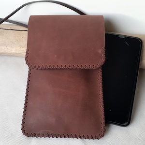 Bruin leren schoudertasje voor telefoon / Brillenzakje / Telefoonzakje voor heren / Telefoontasje.