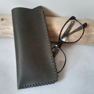 Etui à lunettes souple en cuir vert foncé / étui à lunettes minimaliste / pochette pour lunettes / cousu main.