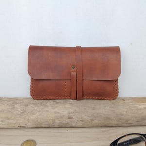 Blague à tabac en cuir marron vieilli / Blague minimaliste à lanière / Pochette à tabac artisanale /étui à tabac cuir cousu main.
