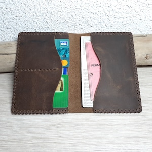 étui à carte grise / étui passeport en cuir marron vieilli / étui papiers de voiture / portefeuille minimaliste pour homme / cousu main.