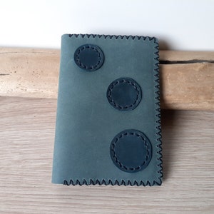 étui passeport en cuir bleu-vert / étui à carte grise femme/ étui papiers de voiture bicolore / portefeuille minimaliste cousu main