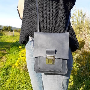 sacoche en cuir bleu avec fermoir cartable / sacoche plate artisanale / sac slim cousu main.
