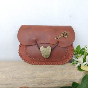 Porte-monnaie femme en cuir rouille avec décoration clé /  Porte-monnaie à bouton / Porte-monnaie artisanal, modèle unique cousu main.