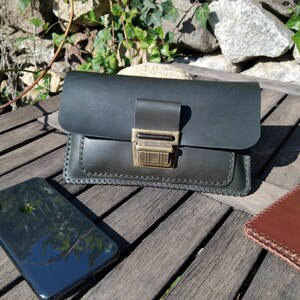 Pochette de ceinture en cuir vert foncé avec large fermoir cartable / banane homme / cousu main.