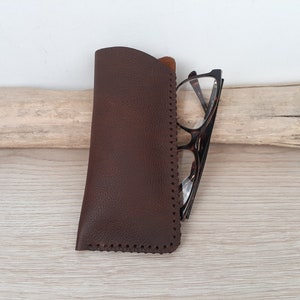 Etui à lunettes souple en cuir marron vieilli / étui à lunettes minimaliste / pochette homme pour lunettes / cuir cousu main.