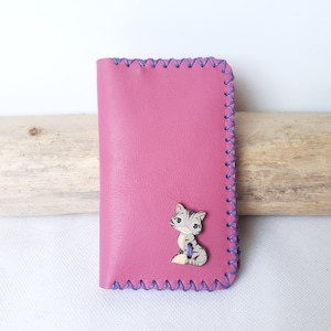 Porte-cartes en cuir rose avec chat / étui à cartes jeune femme / étui permis de conduire nouveau format /  artisanat cuir cousu à la main.