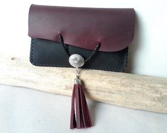 Blague à tabac femme, en cuir magenta et noir avec pompon en cuir / Blague femme pourpre / Pochette pour papiers / modèle unique cousu main.