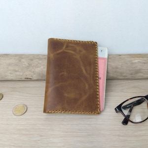 étui carte grise en cuir marron / porte passeport cuir vieilli / étui papiers de voiture / portefeuille minimaliste pour homme / cousu main.