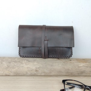 Blague à tabac en cuir marron effet vieilli à lacet, Blague homme en cuir, Pochette à tabac artisanale, Pochette à papiers, Cousu main