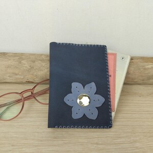 porte passeport femme en cuir bleu à fleur / étui à carte grise femme / étui passeport artisanal en cuir cousu main.