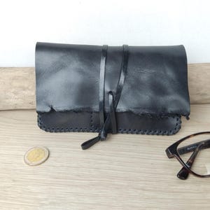 Blague à tabac en cuir noir vieilli, à lacet / pochette pour tabac à rouler artisanale / étui à tabac en cuir brut vieilli/ cousu main.
