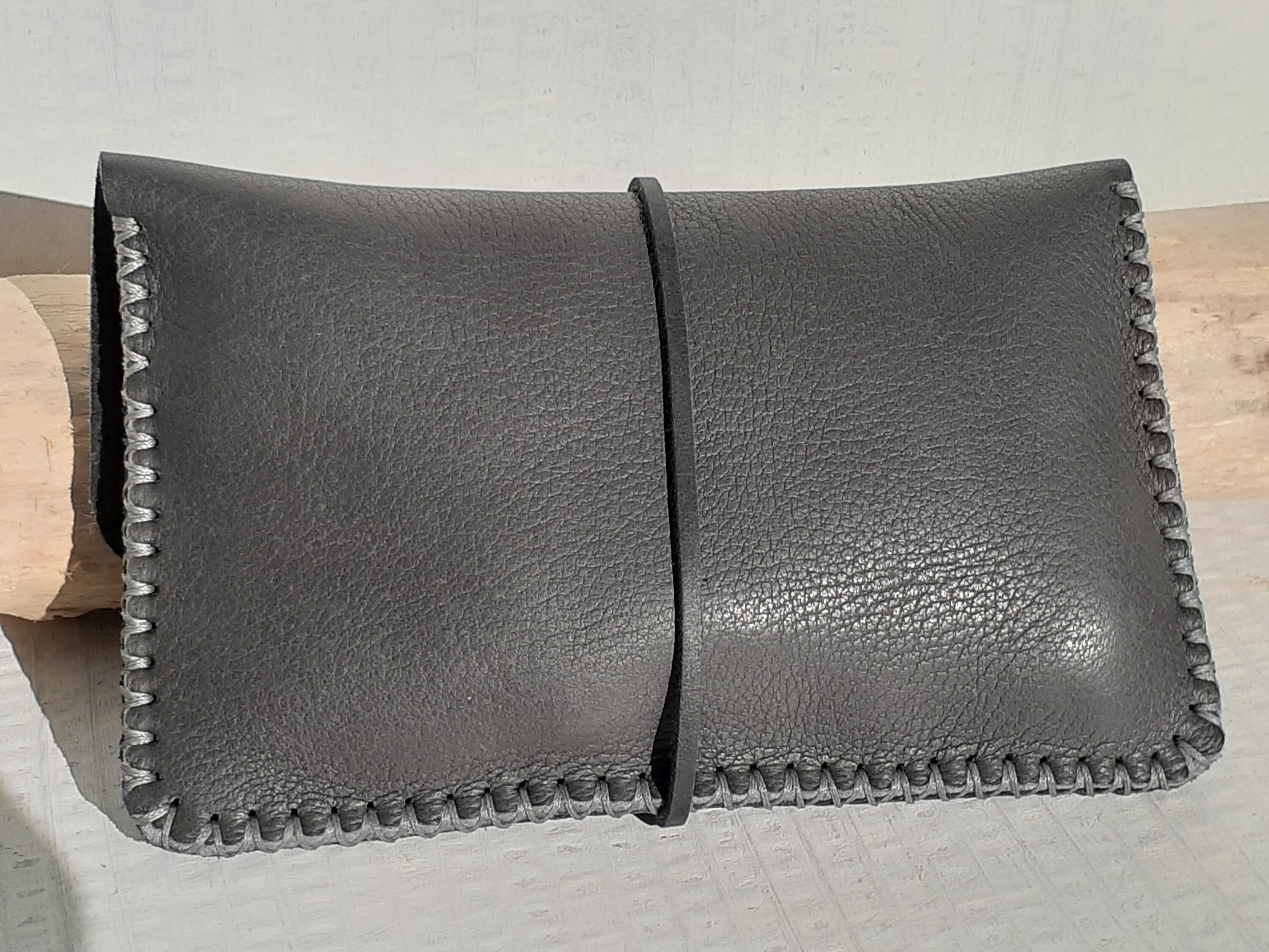 Schwarzes und graues Leder-Tabak-Witz einzigartiges Modell | Etsy