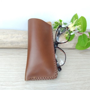 Etui à lunettes en cuir marron, pour homme / étui à lunettes minimaliste / pochette pour lunettes de vue / cousu main.