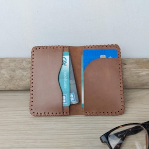 Bruine leren creditcardhouder / met de hand gestikte kaarthouder / minimalistische kaarthouder / mini slanke portemonnee voor heren.