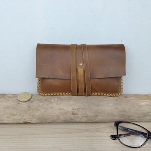 Blague à tabac en cuir marron vieilli / Blague minimaliste à lanière / Pochette à tabac artisanale /étui à tabac cuir cousu main.