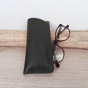 Etui à lunettes souple en cuir vert / étui à lunettes minimaliste / pochette pour lunettes / cuir cousu main.