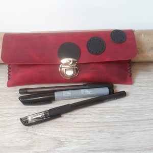 Trousse à stylos en cuir rouge vieilli et noir avec fermoir cartable fantaisie /Trousse d'école plate/Etui à stylos femme en cuir/cousu main