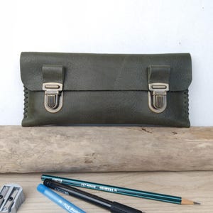 Trousse à stylos en cuir vert avec fermoirs cartable/ Trousse d'école plate minimaliste/ étui à stylos en cuir cousu main/ cadeau enseignant