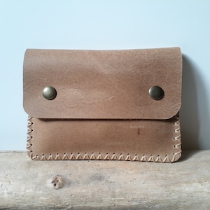 porte-monnaie homme en cuir camel, à pressions / porte-monnaie artisanal minimaliste marron beige, cousu main.