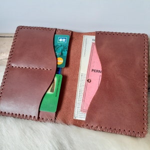 étui passeport en cuir marron / étui à carte grise / étui papiers de voiture / portefeuille minimaliste pour homme / cuir cousu main.