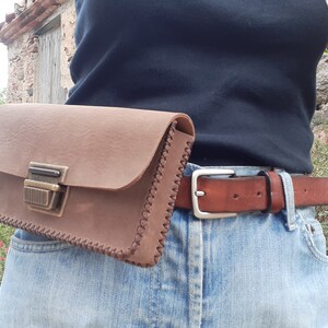Sacoche de ceinture en cuir marron avec fermoir cartable / banane homme en cuir /  pochette de taille / cousu main.