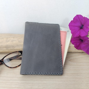 étui à carte grise en cuir gris / porte passeport artisanal cuir gris / étui papiers de voiture / portefeuille minimaliste homme /cousu main