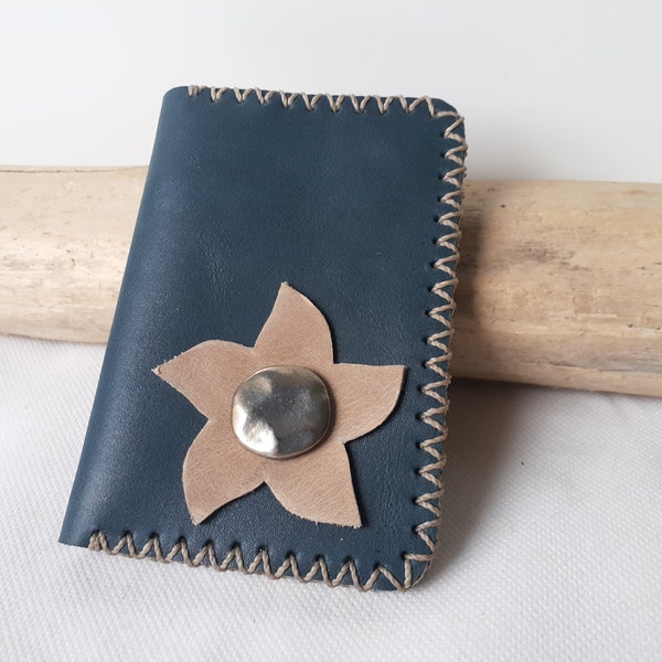 porte-carte en cuir bleu et beige pour femme à fleur  / étui à cartes minimaliste / porte carte bancaire en cuir cousu main / cadeau femme